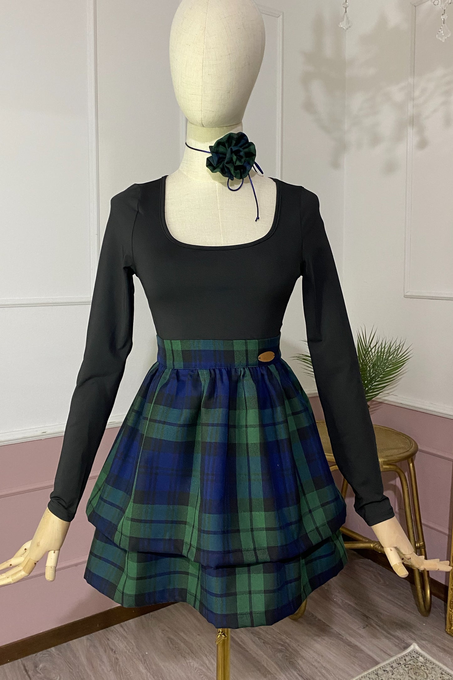 Minigonna a balze arricciate in tartan verde e blu